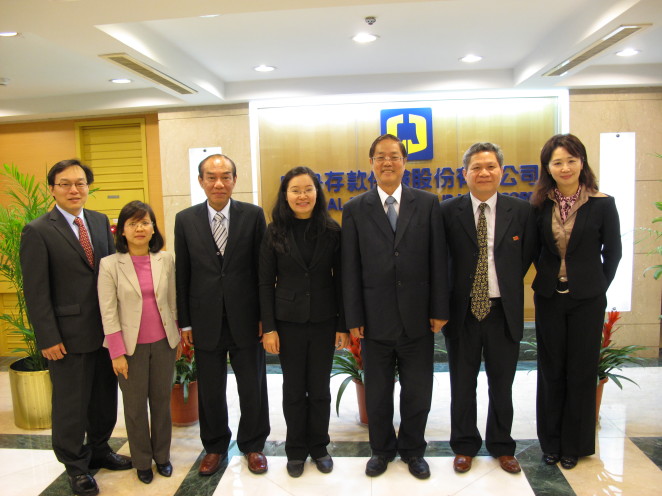 本公司總經理王南華（右三）、副總經理陳聯一（左三）、國際關係暨研究室主任范以端（右一）、秘書黃鴻棋（左一）與越南國立經濟大學銀行與金融所證券研究系系主任Dr. TRAN DANG KHAM（右二）、DIV銀行場外監控處處長Ms. PHAM BAO KHANH（左二）及越南國立經濟大學財務金融所講師Dr. NGUYEN THI MINH HUE（右四）合影。