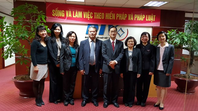 Group photo of CDIC Chairman Hsien-Nung Kuei （4th from the right）, Deputy Director-General of the Banking Bureau of the Financial Supervisory Commission Huey-Rong Lue （3rd from the left）, DIV Chairman Nguyen Quang Huy （4th from the left） and other colleagues from CDIC and DIV.