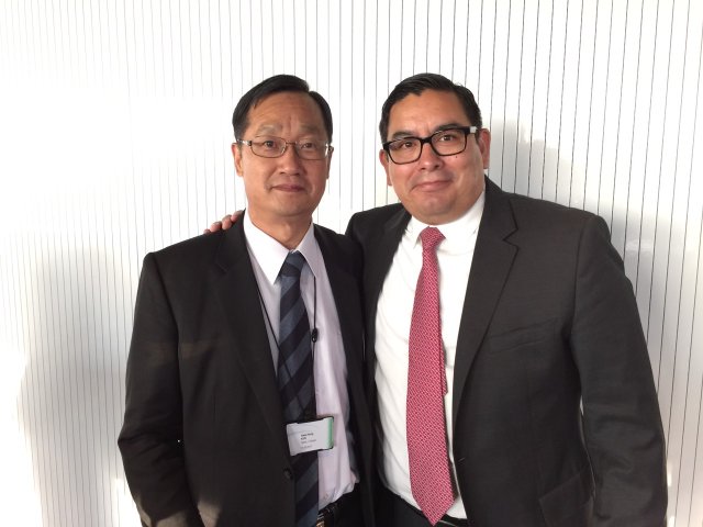 本公司董事長桂先農（左）與金融穩定學院 （FSI） 代理主席Mr. Juan Carlos Crisanto合影。