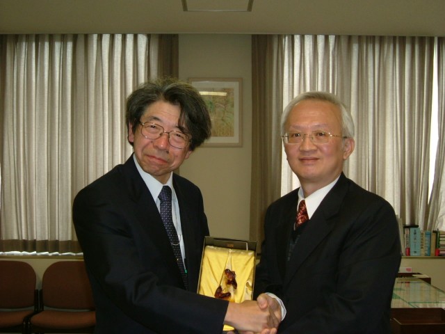 本公司董事長董瑞斌（右）與日本存保公司董事長Mr. Shunichi Nagata（左）合影。