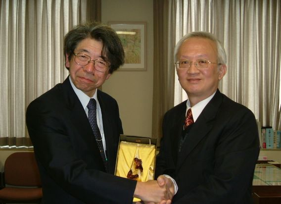 Photo of CDIC Chairman Mr. Ray B. Dawn （right） met with DICJ Governor Mr. Shunichi Nagata （left） on December 17, 2007 in DICJ, Tokyo.