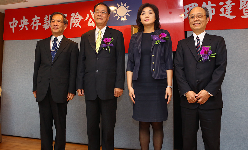 The photo of handover ceremony of CDIC’s incoming and outgoing Presidents： FSC Vice Chairperson Jennifer Wang （2nd from the right）， CDIC Chairman David Sun （left），  CDIC former President Howard Wang （2nd from the left） and new President Michael Lin （right）． 