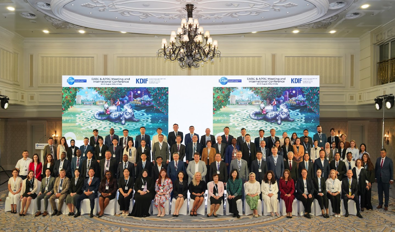 本公司總經理鄭明慧（第一排右九）及副總經理范以端（第一排右八）與全體與會者合影。