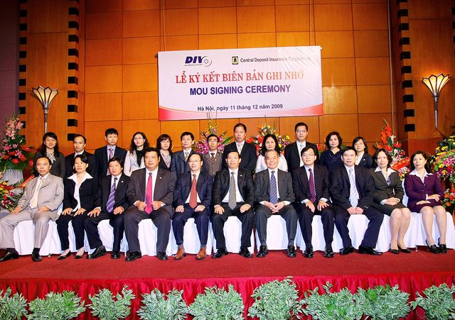Group photo of CDIC Chairman Mr. Fred Chen （5th from the right of the front row）, DIV Chairman Mr. Mai Minh De （center of the front row）, DIV General Director Dr. Bui Khac Son （5th from the left of the front row） and guests from Vietnamese government.