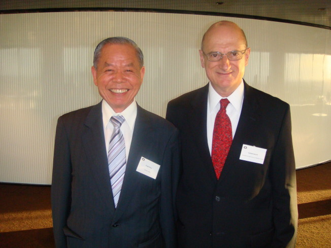 本公司董事長陳上程（左）與國際存款保險機構協會（IADI） 秘書長Mr. Carlos Isoard （右）合影。 