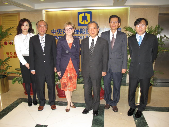 photo of CDIC （Canada） Vice President, Corporate Affairs, General Counsel and Corporate Secretary Claudia Morrow （3rd from the left）, CDIC （Taiwan） Chairman David Sun （3rd from the right）, Executive Vice President Robert Chen （2nd from the left） and William Su （2nd from the right）, International Relations and Research Office Director Yvonne Fan （1st from the left） as well as Deputy Director Harrison Hwang （1st from the right）.
