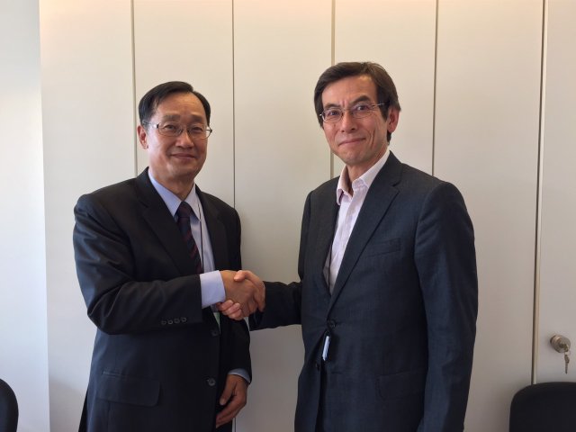 本公司董事長桂先農（左）與國際保險監理官協會 （IAIS） 秘書長Mr. Yoshihiro Kawai（右）合影。 