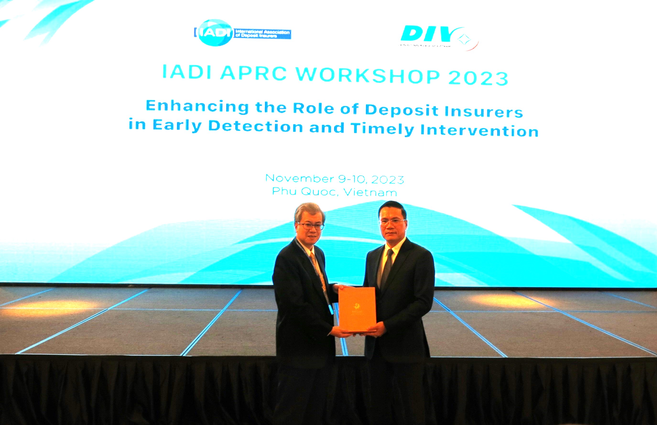 Photo of CDIC Executive Vice President Yvonne Fan and IADI APRC Chairperson MITSUI Hidenori