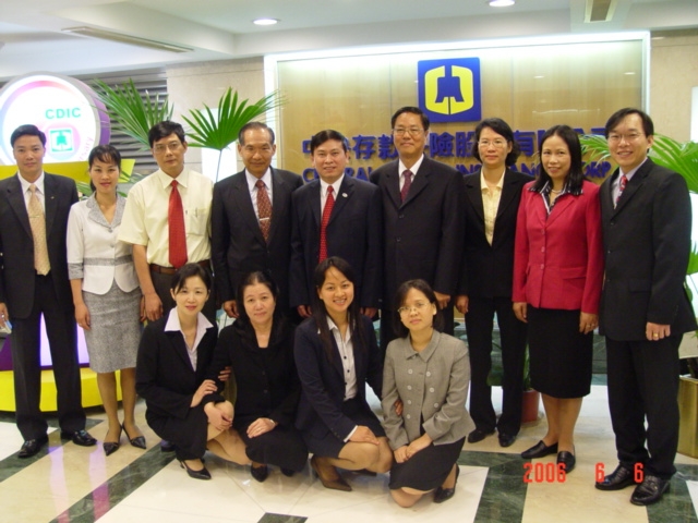 越南存款保險公司一行人由副總經理Nguyen Manh Dung（二排左五）率團於6月初至本公司拜訪，與本公司董事長蔡進財（二排左四）, 副總經理王南華（二排左六）及其他同仁合影。