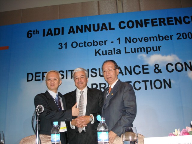 本公司董事長董瑞斌（左）及總經理陳戰勝（右）與國際存款保險機構協會（IADI）前主席Mr. Jean Pierre Sabourin（中）合影。
