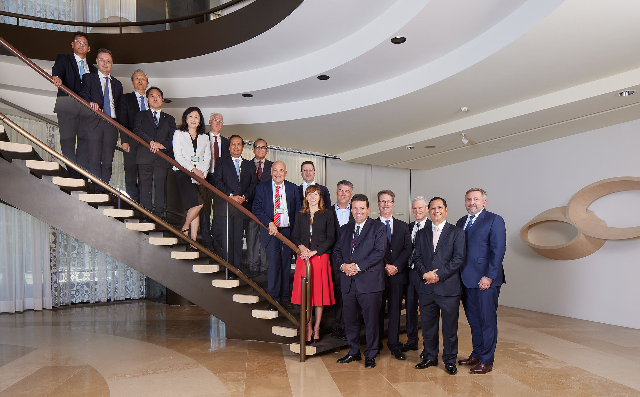 本公司副總經理范以端（左五）於瑞士巴塞爾與IADI執行理事合影