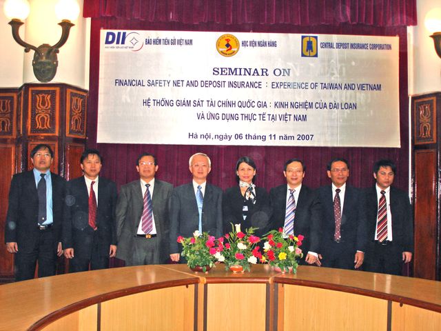 Group photo of CDIC Chairman Mr. Dawn Ray-Beam （4th from the left）, DIV Chairman Mr. Mai Minh De （3rd from the left） and General Director Dr. Bui Khac Son （3rd from the right）, Deputy Director of Banking Institute Dr To Kim Ngoc from the right） and representatives from Bank of the Lao PDR. 