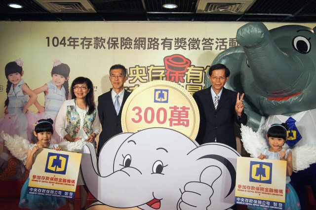 本公司副總經理蘇財源（右二）、業務委員陳俊堅（左三）、業務處副處長許麗真（左二）與左左右右合影。 