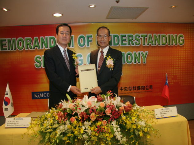 Group Photo （from left to right）: Mr. Woo-Suk Kim, Chairman & CEO of KAMCO and Mr. Chin-Tsair Tsay, Chairman of CDIC （Taiwan）.