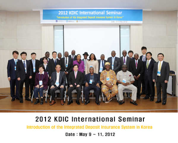 Group Photo of participants of the international seminar: KDIC EVP Mr. Won-Tae Yi （3rd from the left of the first row）, and CDIC EVP Mr. Robert L. I Chen （2nd from the left of the first row）.