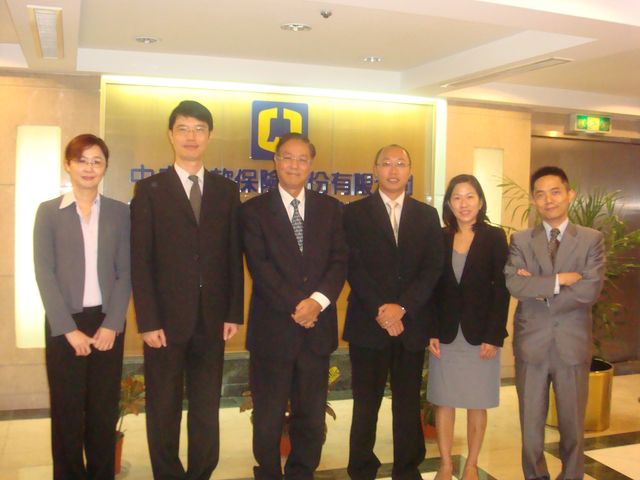 Group photo of CDIC Presiednt Howard N. W. Hwang （3rd from the left）, International Relations and Research Office Acting Director Yvonne Fan （1st from the left） as well as Fitch Ratings Associate Director of Asia Sovereign Ratings Vincent Ho （3rd from the right）, Director of Asia Sovereign Ratings Ai Ling Ngiam （2nd from the right）, General Manager of Head of Taiwan Daniel Ho （2nd from the left） and Senior Director of Financial Institutions Jonathan Lee （1st from the right）.
