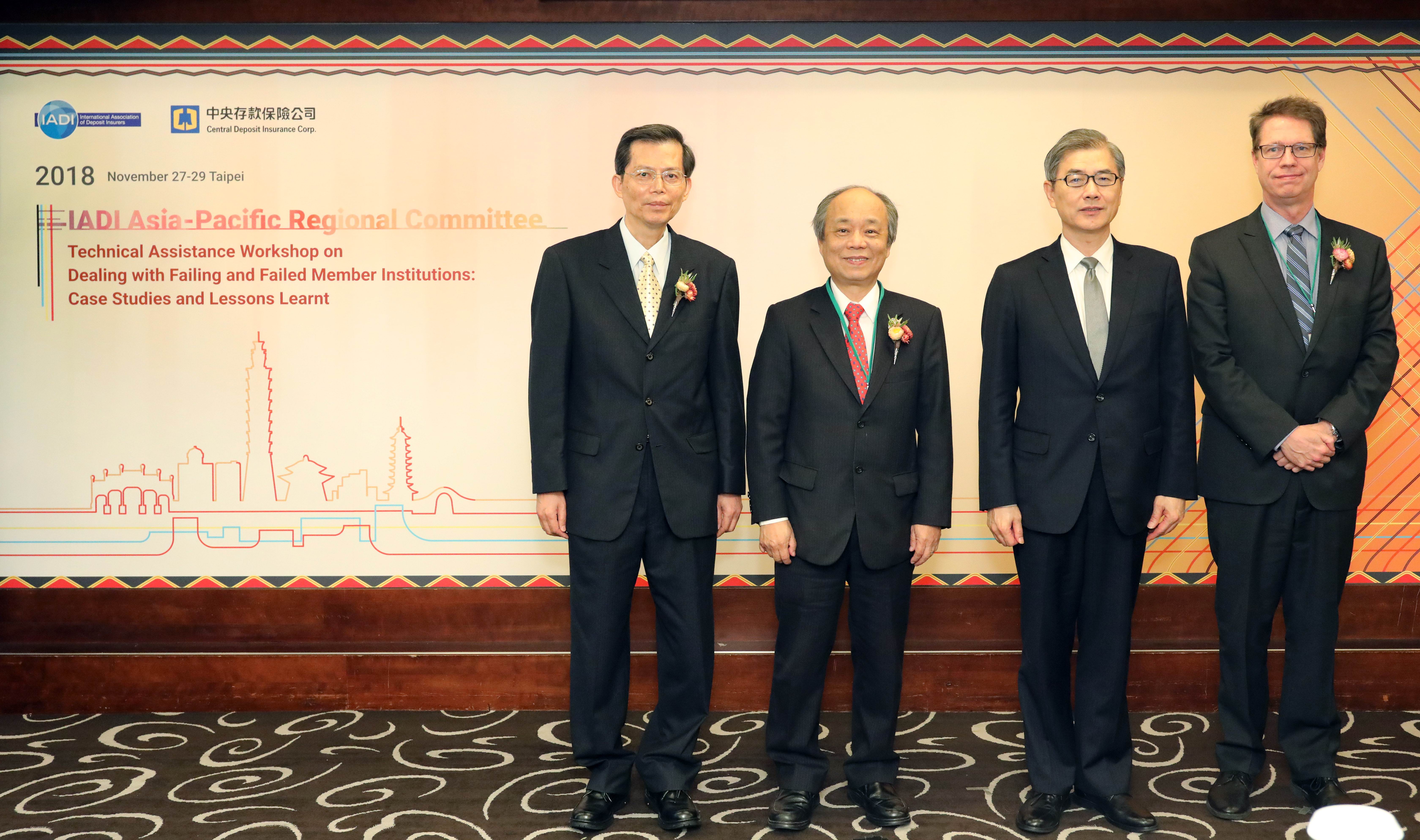 Photo of Dr. Tien-Mu Huang, Vice Chairperson of the Financial Supervisory Commission (FSC) (2nd from the right), Mr. David Walker, Secretary General of the International Association of Deposit Insurers (IADI) (1st from the right), Mr. Michael Lin, Chairman of the Central Deposit Insurance Corporation (CDIC) (2nd from the left), and Mr. William Su, President of the CDIC (1st from the left)