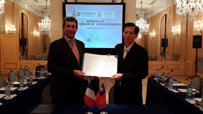 CDIC Executive Vice President William Su （right） and FGDR Chairman Thierry Dissaux （left） represent their organizations at the MOU signing ceremony held in Buenos Aires, Argentina, on November 4, 2013. 