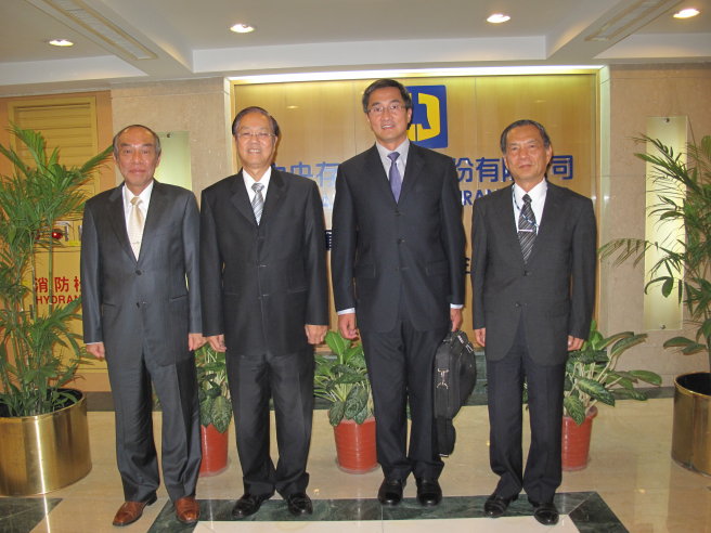 本公司董事長孫全玉（右一）、總經理王南華（左二）、副總經理陳聯一（左一）與加拿大存款保險公司風險評估處處長Mr. Jeffrey Wu （右二）合影。