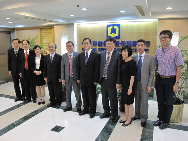 Group photo of Deposit Insurance of Vietnam Member of Board of Directors Mr. Ngo Van Hoi （5th from the left） , Deputy General Director Mr. Ngo Quang Luong （4th from the right） and other DIV officials , together with the CDIC Chairman Hsien-Nung Kuei （5th from the right）, President Michael Lin （4th from the left）, and Executive Vice President William Su （1st from the left）.
