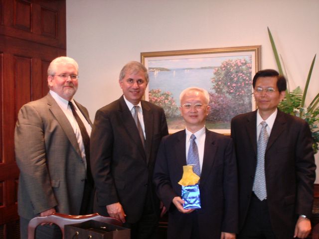 CDIC Chairman Mr. Dawn Ray-Beam （2nd from the right） led a delegation to visit U.S. Federal Deposit Insurance Corporation in July 2007 and posed for a picture with FDIC Vice Chairman Mr. Martin J. Gruenberg （2nd from the left） and Director of International Affairs, Mr. Frederick S. Carns （1st from the left）