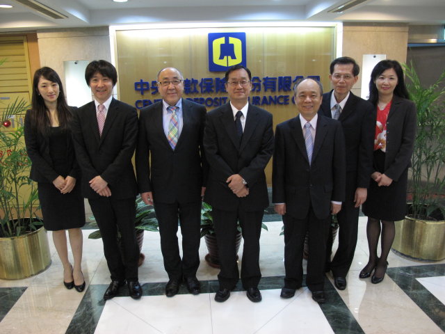 Group photo of Yu-Chou Foundation President Joji Asahi （3rd from the left）, Daiwa Institute of Research Ltd., Managing Director Ryota Sugishita （2nd from the left） and Associate Director Yu Karasawa （1st from the left）, together with CDIC Chairman Hsien-Nung Kuei （4th from the right）, President Michael Lin （3rd from the right）, Executive Vice President William Su （2nd from the right） and International Relations and Research Office Director Yvonne Fan （1st from the right）. 