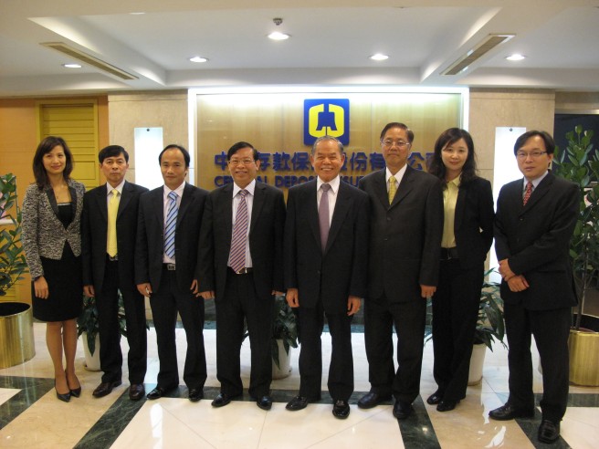 Group photo of DIV Chairman Mai Minh De （4th from the left）, Member of the Supervisory Committee to the Board of Director Vu Trung Truc （2nd from the left）, Deputy Director of Human Resources Department Le Hung Cuong （3rd from the left）, Officer of Research and International Affair Department Dao Tuong Van （1st from the left）, CDIC Chairman Fred Chen （4th from the right） , and President Howard Wang （3rd from the right） as well as other CDIC staffs.