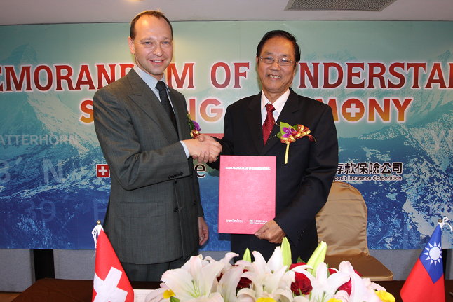 中央存款保險公司總經理王南華（右）及瑞士銀行及證券商存款保障機構執行長Mr. Patrick Loeb （左），代表雙方機構簽署合作備忘錄。