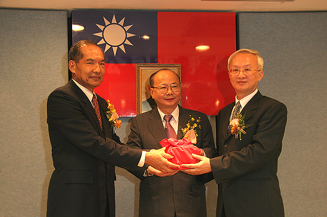 CDIC held the handing-over ceremony between the outgoing Chairman Chin-Tsair Tsay （Left） and the incoming Chairman Ray-Beam Dawn （Right）. Vice Minister of Finance, Mr. Richard Ruey-Tsang Lee （Middle）, officiated during the ceremony.
