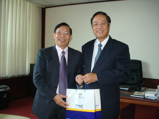 A photo of CDIC President Mr. Howard Wang （right） and DIV Chairman Mr. Mai Minh De （left） in DIV, Hanoi （5th from the right of the first seat row）. 