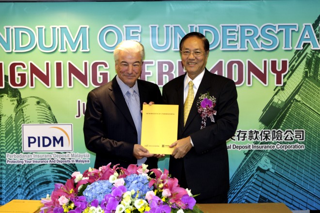中央存款保險公司總經理王南華（右）及馬來西亞存款保險公司執行長Jean Pierre Sabourin （左），代表雙方機構簽署合作備忘錄