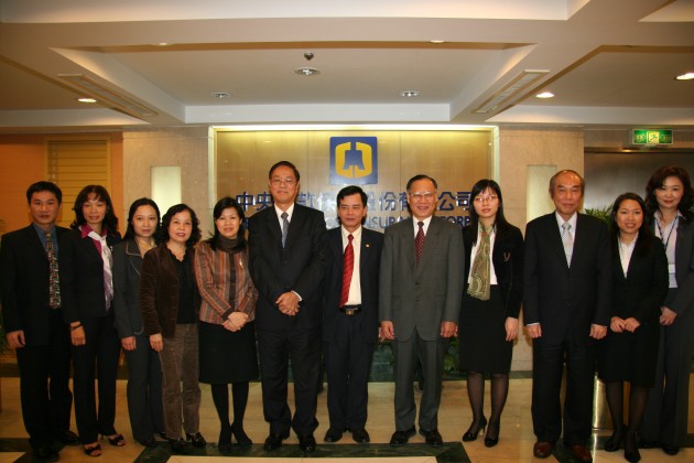 本公司總經理王南華（左六）與越南中央銀行金融局副局長Mr. Truong Ngoc Anh（左七）及雙方代表共同合影。