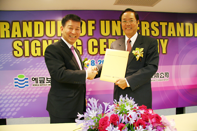 來賓合影（由左至右）：韓國存款保險公司董事長暨執行長朴大東及中央存款保險公司總經理王南華。