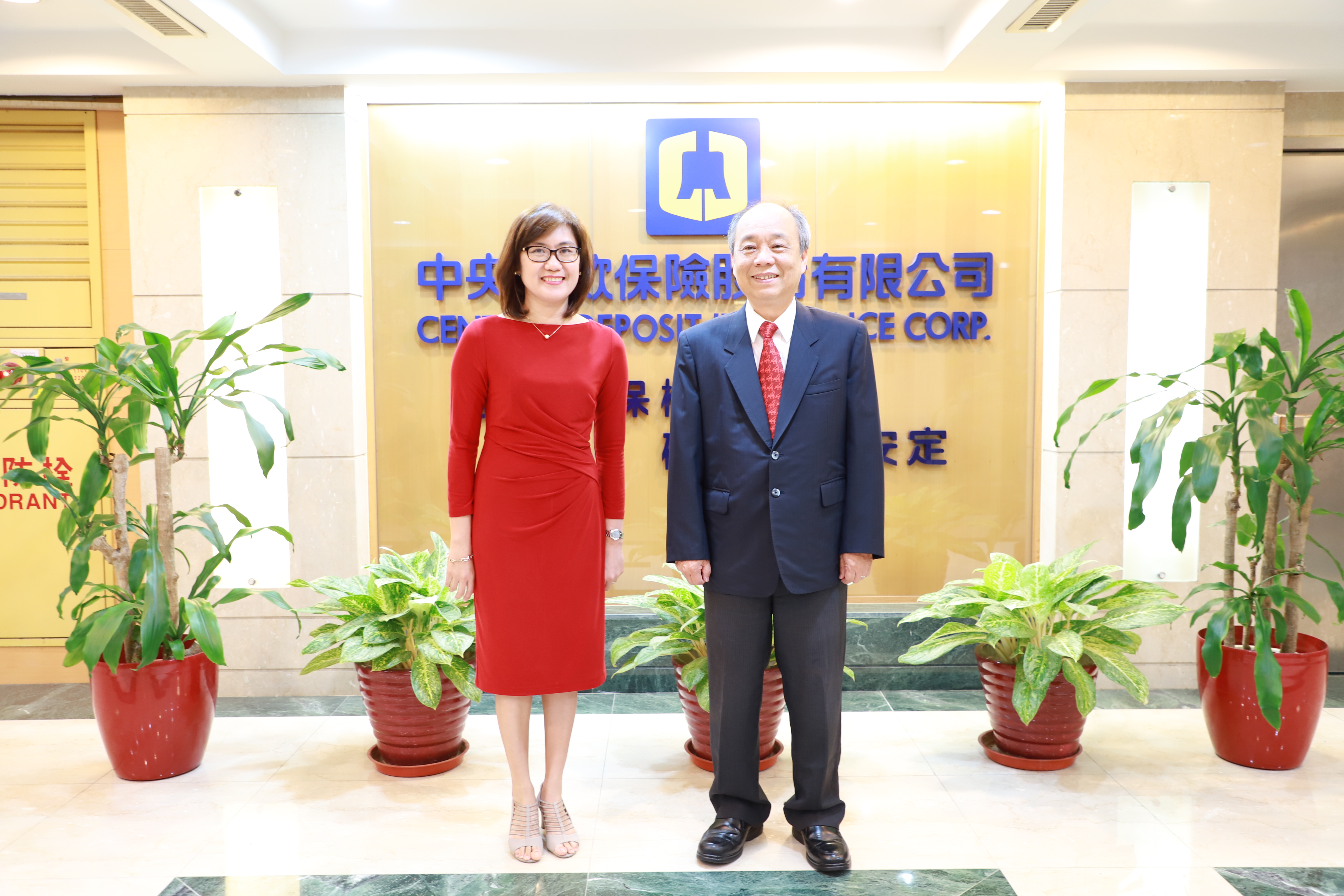 Photo of CDIC President Michael Lin （right） and the delegate of Philippine Deposit Insurance Corporation （PDIC） Ms. Ms. Saddy Mila Ena B. Rillorta （left）