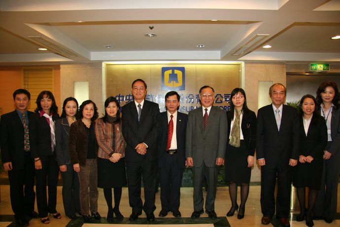 Group photo of Mr. Truong Ngoc Anh, Deputy Director of Banks and Non-bank Credit Institution Department of SBV （7th from the left）, CDIC President Mr. Howard Wang （6th from the left） and other delegates. .