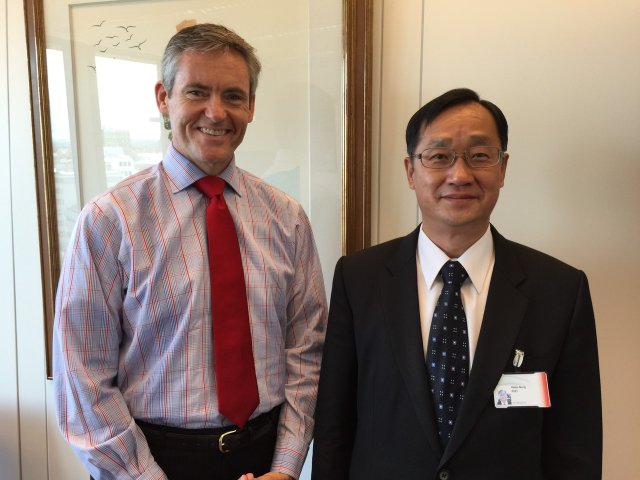 本公司董事長桂先農（右）與巴塞爾銀行監理委員會 （BCBS） 秘書長Mr. William Coen（左）合影。 