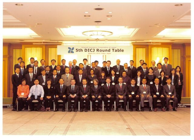 Group Photo of Participants of the DICJ 5th Round Table Meeting: Mr. Shunichi Nagata, Governor of DICJ （7th from the right of the first row）, Mr. Mutsuo Hatano, Deputy Governor of DICJ （6th from the left of the first row） and Mr. Robert Chen, Executive Vice President of CDIC, Taiwan （2nd from the right of the first row）.