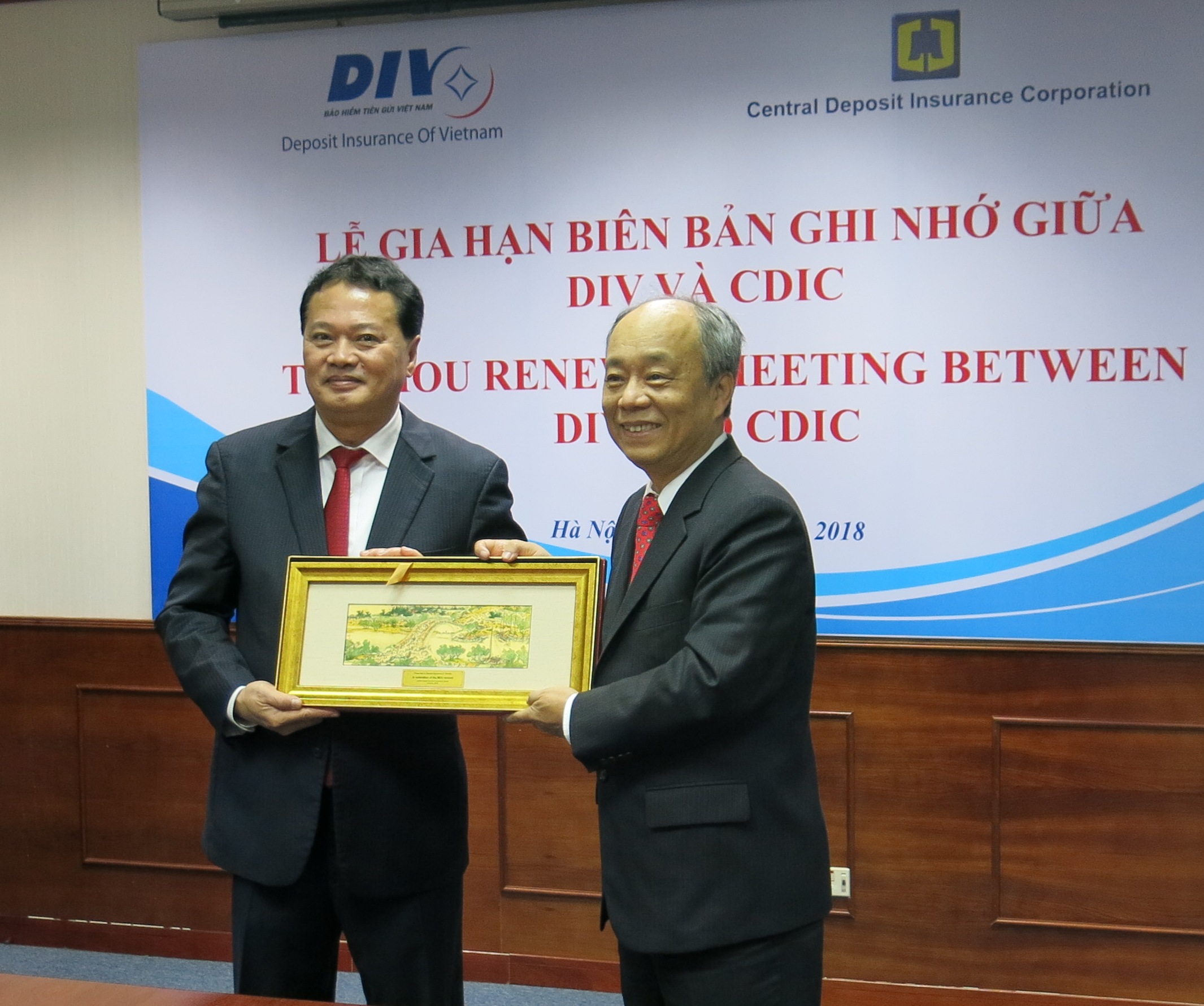 CDIC Chairman Michael M.K. Lin (right) and Chairman of the Deposit Insurance of Vietnam (DIV) Mr.Nguyen Quang Huy (left).