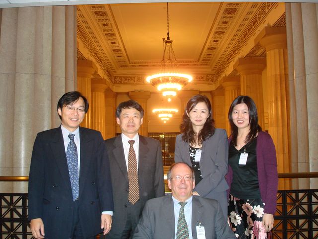 CDIC International Relations and Research Office Deputy Director Ms. Yvonne Fan （2nd from the right）, Assistant Director Mr. Harrison Hwang （1st from the left）, and Ms. Fiona Yeh （1st from the right） took group photo with IADI Secretary General Mr. John Raymond LaBrosse （middle） and KDIC Executive Director and Vice Chair of IADI Research and Guidance Committee Mr. Dong-Il Kim （2nd from the left） during participating in IADI Research and Guidance Committee meeting in Chicago, U.S.A. in October 2006.