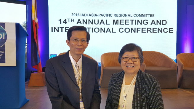 本公司副總經理蘇財源（左）於105年6月中旬率員參加IADI第14屆亞太區域委員會年會暨國際研討會，與本次會議主辦單位菲律賓存款保險公司總經理Mrs. Cristina Orbeta合影。 