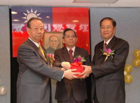CDIC held the handing-over ceremony between the outgoing President Johnson Chen （Left） and the incoming President Howard N．H． Wang （Right）． Administrative Deputy Minister of Finance and New Chairman of CDIC Mr． Teng-Cheng Liu （Middle） officiated during the ceremony．