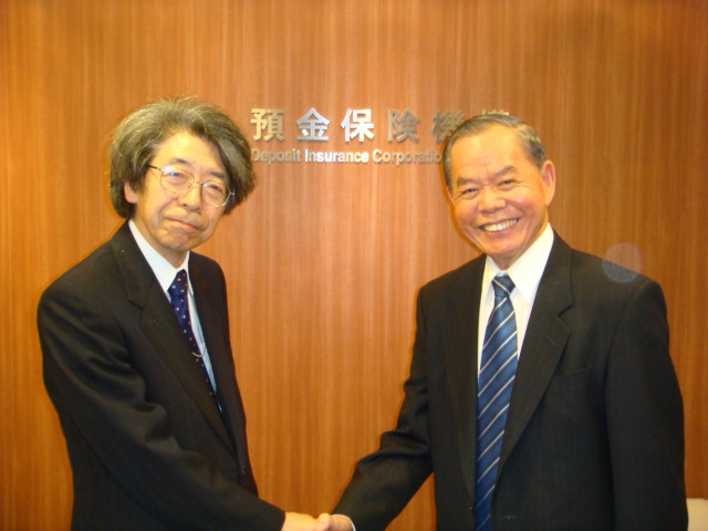 本公司董事長陳上程（右）與日本存保公司理事長Mr. Shunichi Nagata（左）合影。