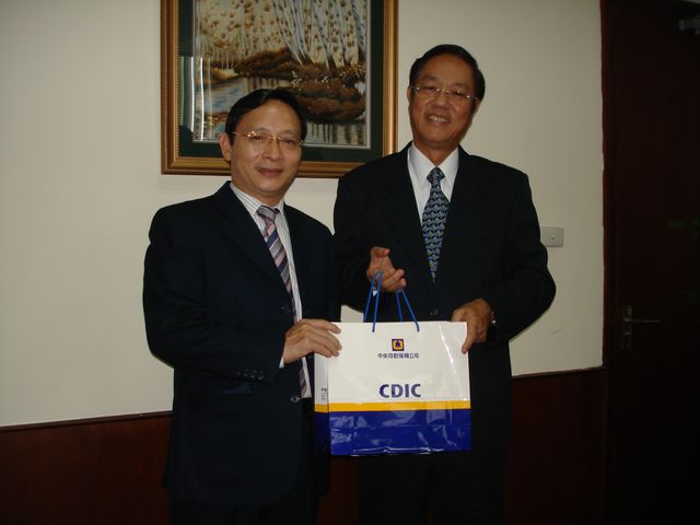 A photo of CDIC President Mr. Howard Wang （right） and DIV General Director Dr. Bui Khac Son （left） in DIV, Hanoi. 