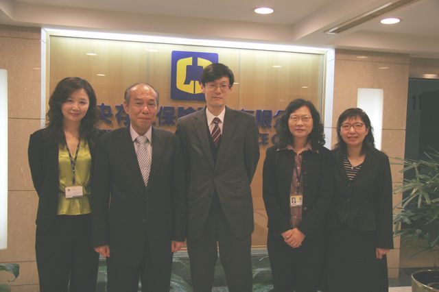 The Scholar of Mizuho Research Institute, Mr. Takashi Enbutsu （center）, EVP of CDIC Robert Chen （second from the left） and the staff of CDIC.