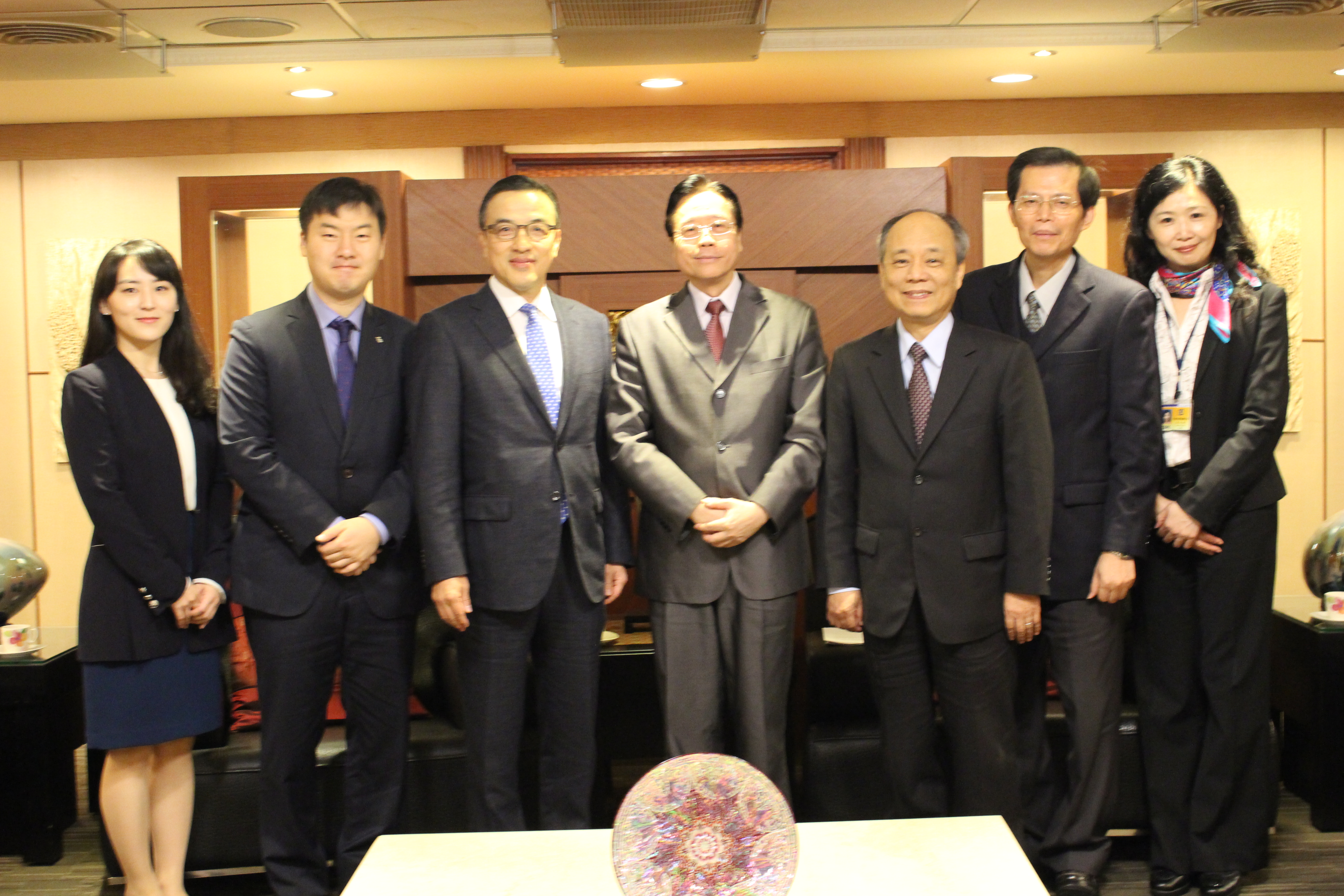 Group photo of Mr. Young-Joon PARK (3rd from the left),  Mr. Sung-Hyun BAE (2nd from the left),  and Ms. Yoo-Kyung LEE (1st from the left)  from the Korea Asset Management Corporation (KAMCO), together with the CDIC Chairman Dr. Paul C.D. Lei (4th from the right), President Michael Lin (3rd from the right), Executive Vice President William Su (2nd from the right) and International Relations and Research Office Director Yvonne Fan  (1st from the right).