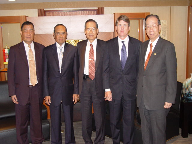 A group photo （from left to right） with Pontas Riyanto Siahaan, Member of BOD of IDIC, Rudjito Mochtar, Chairman of IDIC, Chin-Tsair Tsay, Chairman of CDIC （Taiwan）, James R. Hambric, Director of Bearing Point Inc. , Johnson Chen, President of CDIC （Taiwan）.
