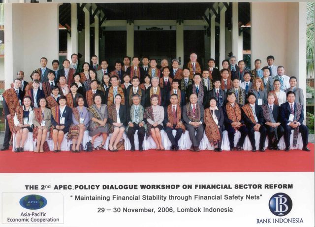 A group photo: Mr. William Su, Director of Risk Management Department （sixth from the left of the fourth row） led the delegation to attend the Second APEC Policy Dialogue Workshop on Financial Sector Reform organized by Bank Indonesia on November 29 and 30, 2006 in Lombok Island, Indonesia.