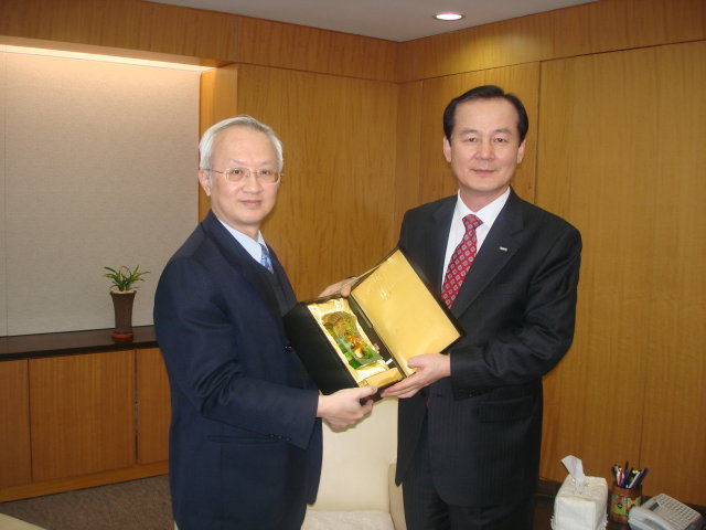 本公司董事長董瑞斌（左）於96年4月參加韓國資產管理公司（KAMCO）舉辦之國際研討會與該公司董事長金宇錫（右）合影。