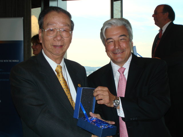 本公司總經理陳戰勝（左）於國際存款保險機構協會（IADI）五週年慶慶祝晚會中獲IADI主席Mr. JP Sabourin（右）頒發水晶獎座，表揚渠對IADI之貢獻。 