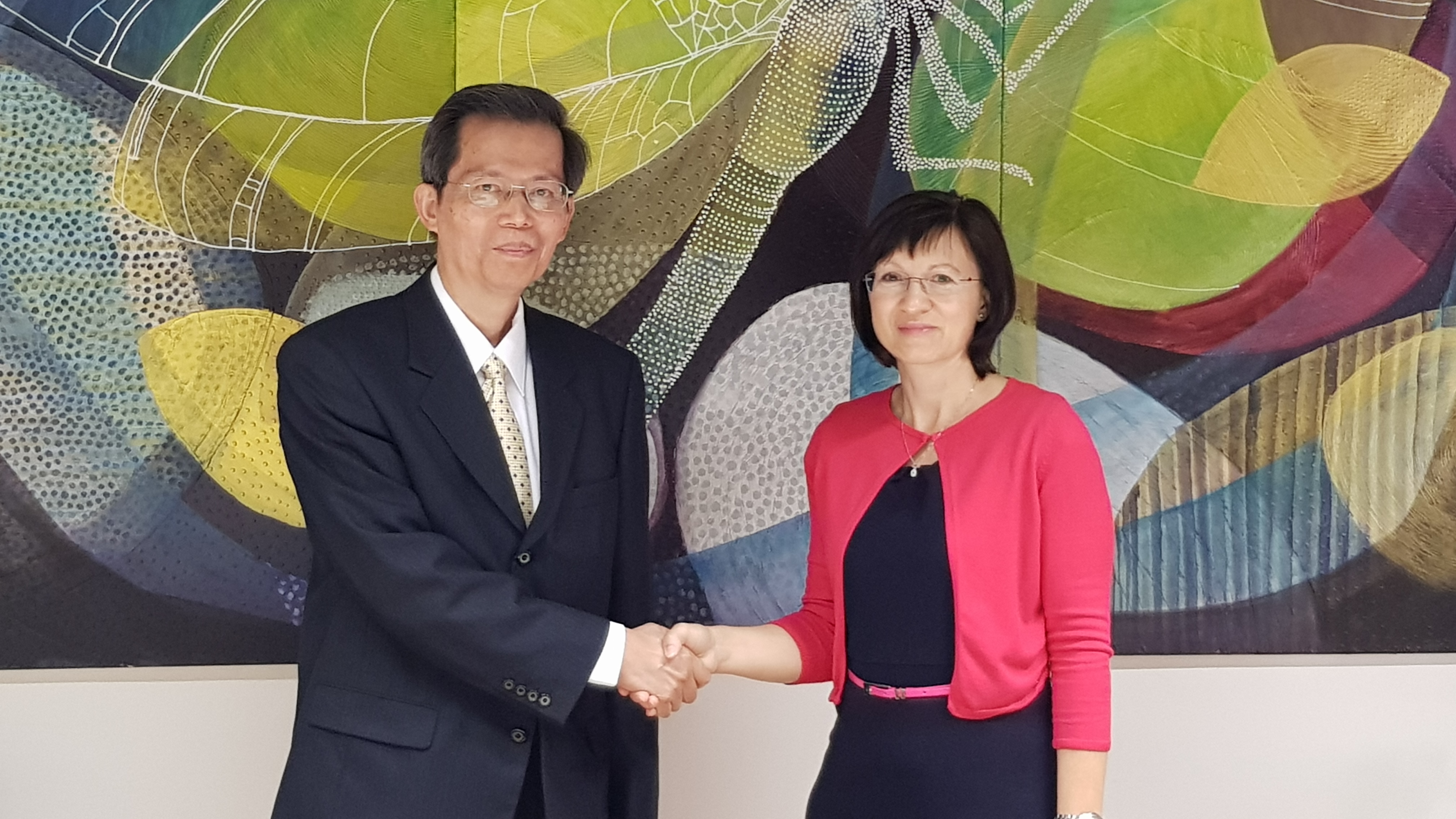 Mr. William Su, CDIC Executive Vice President (left) and Mrs. Renata Kadlecova, FMGS’s Chairperson of the Managing Board and Managing Director (right) represent their organizations at the MOU signing ceremony held in Prague Czech on August 31 2018.